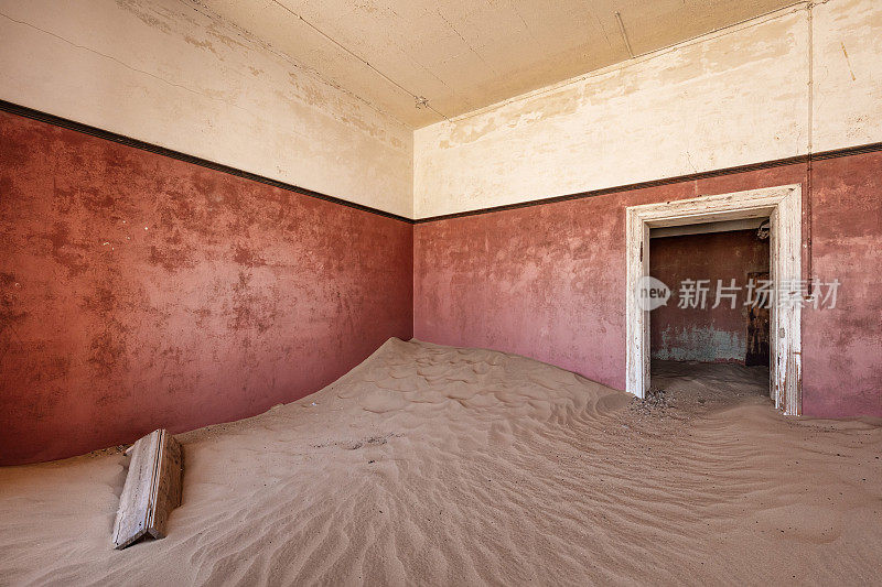 沙漠鬼城沙子覆盖的房间室内Kolmanskop l<e:1>德里茨纳米比亚